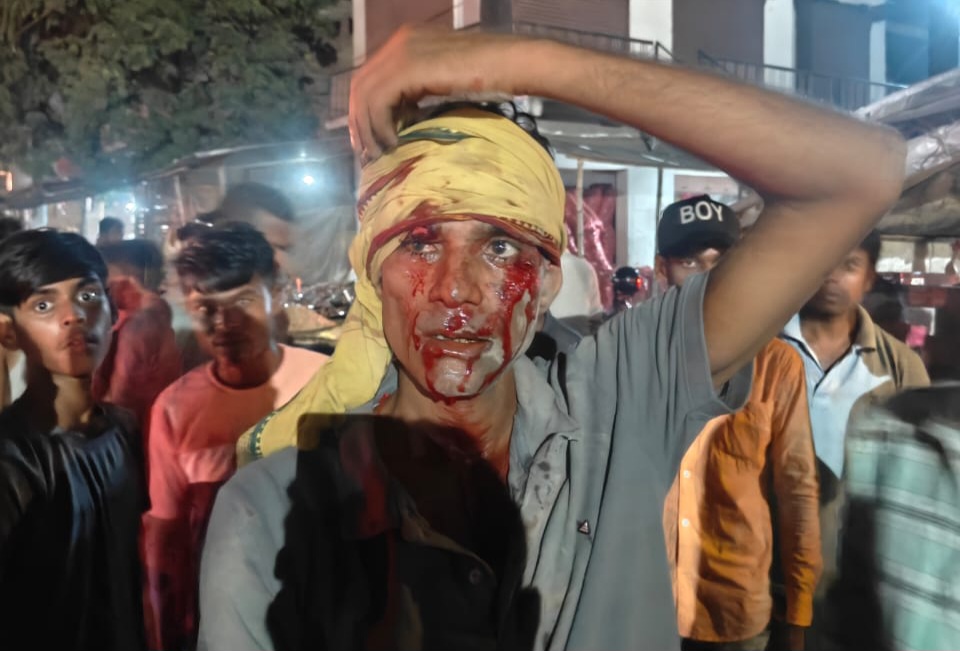 गायघाट में बाइक दुर्घटना मे तीन युवक जख्मी,दो की हालत गंभीर